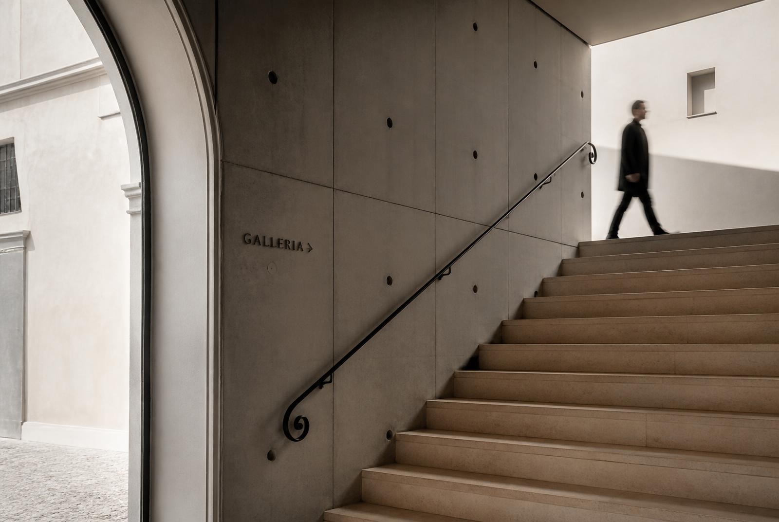 Détail architectural d'un bâtiment en pierre claire